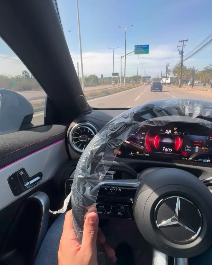 Volante e painel da Mercedes-AMG CLA protegidos após a limpeza interna
